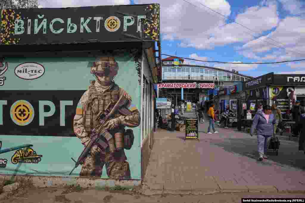 У Краматорску працуюць крамы, рынкі, кавярні і рэстараны, але культурнае жыцьцё амаль замёрла: масавыя імпрэзы забароненыя, школьнікі вучацца дыстанцыйна. Нядаўна рынак абстралялі — частка гандлёвых пляцовак была зьнішчана агнём