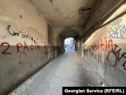 შესასვლელი უზნაძის 111 ნომრის ეზოში