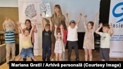 Mariana Gratii, fondatoare a trei școli de limbă română în Elveția, alături de discipolii săi la școala Guguță din Zurich.