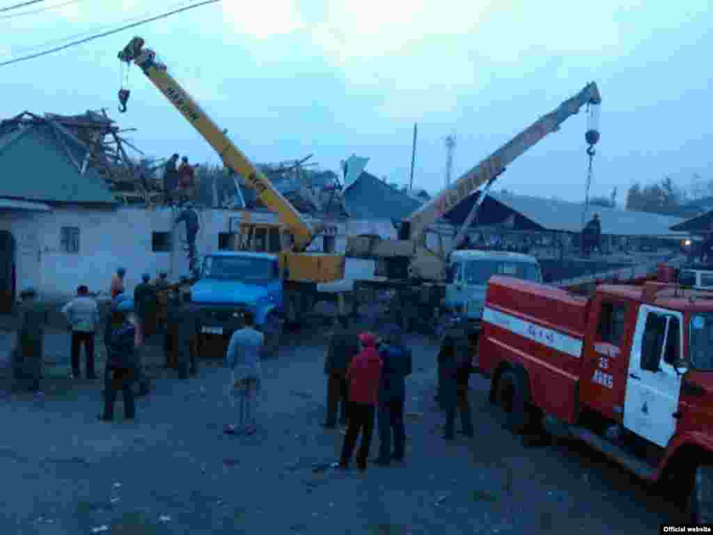 Кырсык болгон жерге заматта эл чогулду. (Сүрөттү "Азаттыкка" ӨКМдин басма сөз кызматы сунуштады.)