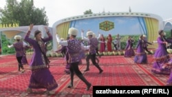 Türkmen ýaşlary her aýda köpçülikleýin çäreleriň onlarçasyna, ýylyň dowamynda ýüzlerçesine gatnaşýar.