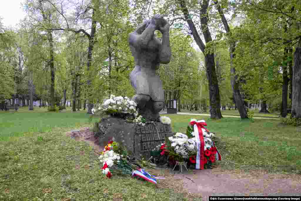 Помнік «Маці Чарнобыля» у парку Сапегаў у Вільні