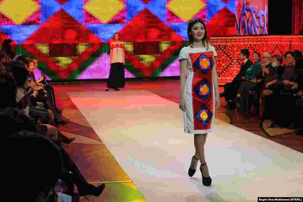 Платье молодого дизайнера Дариги Тайшыковой.