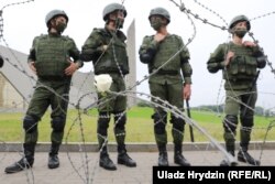 Вайскоўцы падчас разгонаў пратэстаў у Менску супраць фальшвых выбараў 2020 году