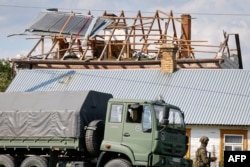 Поліція та армія оглядають пошкодження будинку, зруйнованого уламками збитого російського безпілотника, у селі Вирики-Воля, східна Польща, 10 вересня 2025 року