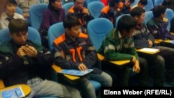 Студенты колледжей города Темиртау, пришедшие на встречу с рабочей молодежью. 6 ноября 2012 года.  