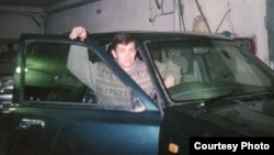 Заключенный Виктор Боровик позирует на фоне автомобиля. Его родственники говорят, что фото сделано в гараже в колонии 159/22.   