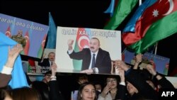 Азербайжандын президенти Илхам Алиевдин сүрөтүн көтөргөн тарапташтары. 7-февраль, 2024-жыл.