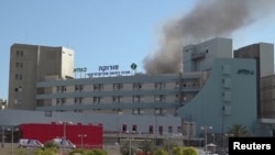 بئر السبع کې د سوروکا روغتون څخه لوګي پورته کیږي.