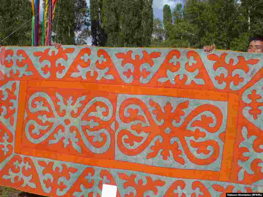 Былтыр 2013-жылдын март айларында кыргыздын улуттук ала-кийизи менен шырдагы ЮНЕСКОнун материалдык эмес маданий мурастарды коргоо тизмесине киргени жөнүндө сертификат Кыргызстанга берилген. 