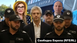 Колаж с кмета на Варна Благомир Коцев (в средата), воден от съдебна охрана, на фона на основната свидетелка по делото му Пламенка Димитрова и бившия му заместник Диан Иванов, който се отказа от свои показания в полза на обвинението, защото са били дадени под натиск.