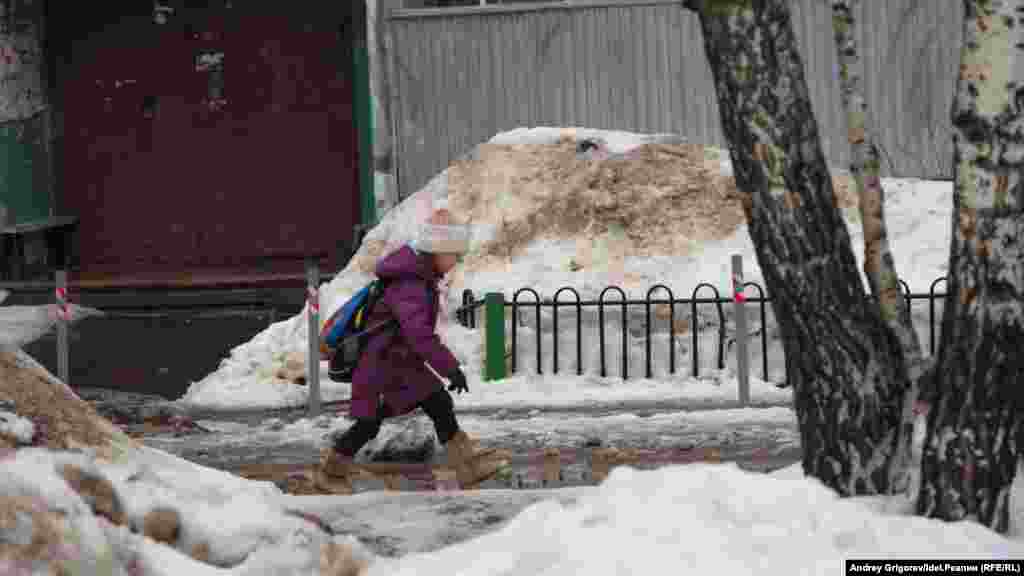 Ещё парочка дворов в 10 микрорайоне и близ ТРЦ "Франт". Снежные горы в каком-то смысле даже выручают: если они хорошо утрамбованы, карабкаясь по ним, можно вполне обойти непроходимые лужи. Напоминает похождения хоббита Фродо сотоварищи, не правда ли?&nbsp;&nbsp;