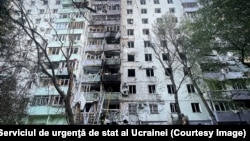 În imagine, un bloc avariat în oraşul Cernăuţi, luni 12 iulie, după un atac rusesc cu drone şi rachete, lansat în noaptea de vineri spre sâmbătă.