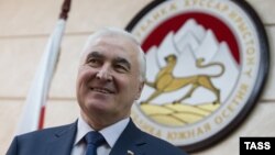 По мнению политолога, поддержка общественно-политическими силами президента еще не обеспечивает его преимущества в избирательной кампании