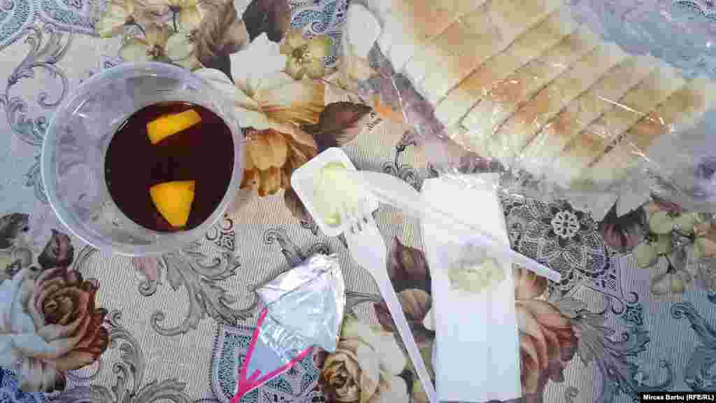 Micul dejun într-un spital Covid înseamnă multă pâine, un ceai negru fără zahăr, un boț de unt și un triunghi de brânză topită.&nbsp;&nbsp;