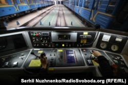 Panoul de control al unui tren de metrou din Kiev la locul de muncă al lui Iesipciuc.