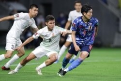 Коргоочу Айзар Акматов жана Жапониянын чабуулчусу Генки Харагуши. 15-июнь, 2021-ж. Суита, Жапония.