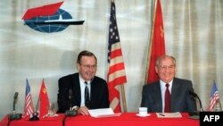 3 decembrie 1989, Malta -- Președintele SUA George Bush făcând o glumă cu liderul sovietic Mihail Gorbaciov. Cei doi se află la bordul navei"Maxim Gorki", ancorată în portul Marsaxlokk