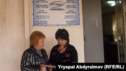 "Адилеттик" уюмунун директору (солдо) Валентина Гриценко жана Бактыкан Жапарова