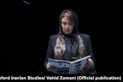 مژده شمسایی در اجرای نمایش «چهارراه» در دانشگاه استنفورد آمریکا در سال ۱۳۹۷