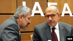 دبیرکل آژانس بین المللی انرژی اتمی در کنار نماینده ایران در آژانس. آقای البرادعی اعلام کرده کنار گذاشتن بازرسان در حوزه اختیارات وی است.