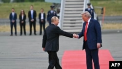 A két elnök augusztusi kézfogása Alaszkában - eredmény nélkül