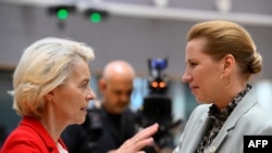 Președinta Comisiei Europene, Ursula Von der Leyen, alături de prim-ministrul danez Mette Frederiksen, în timpul Consiliului European de pe 26 iunie 2025. 