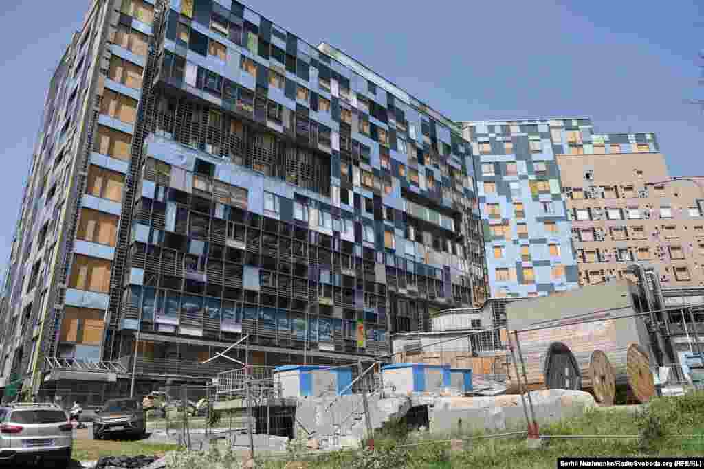 Беше модерна зграда на болницата со долга традиција. Реновирањето на зградата беше одложено за 2024 година откако договорот доделен на компанијата за реновирање се најде под лупа на истражувачките новинари.