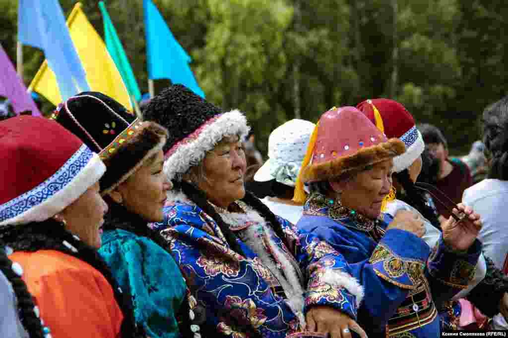 В переводе с тюркских языков кок бору означает "синий волк", поскольку, по одной из версий, характер игры напоминает древнюю охоту на волка &ndash; всадники догоняли его, убивали ударом дубинки по голове, а тушу крепили к седлу