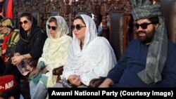 له ښي لوري: اېمل ولي خان او ثمر بلور په پېښور کې د عوامي نیشنل ګوند یوې غونډې پر مهال - د ۲۰۲۱ز کال د مارچ اتمې انځور.