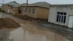 Diňle: Ahalda ýagan güýçli ýagyş köçeleri we köprüleri suw basmagyna sebäp boldy