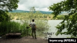 Рыбак на пруду в долине реки Улу-Узень. Алушта, архивное фото
