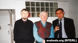 Сяргей Навумчык, Васіль Быкаў і Аляксандар Лукашук у першыя дні пасьля пераезду пісьменьніка ў Прагу, сьнежань 2002