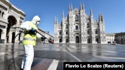 Dezinfecție în piața Domului din Milano