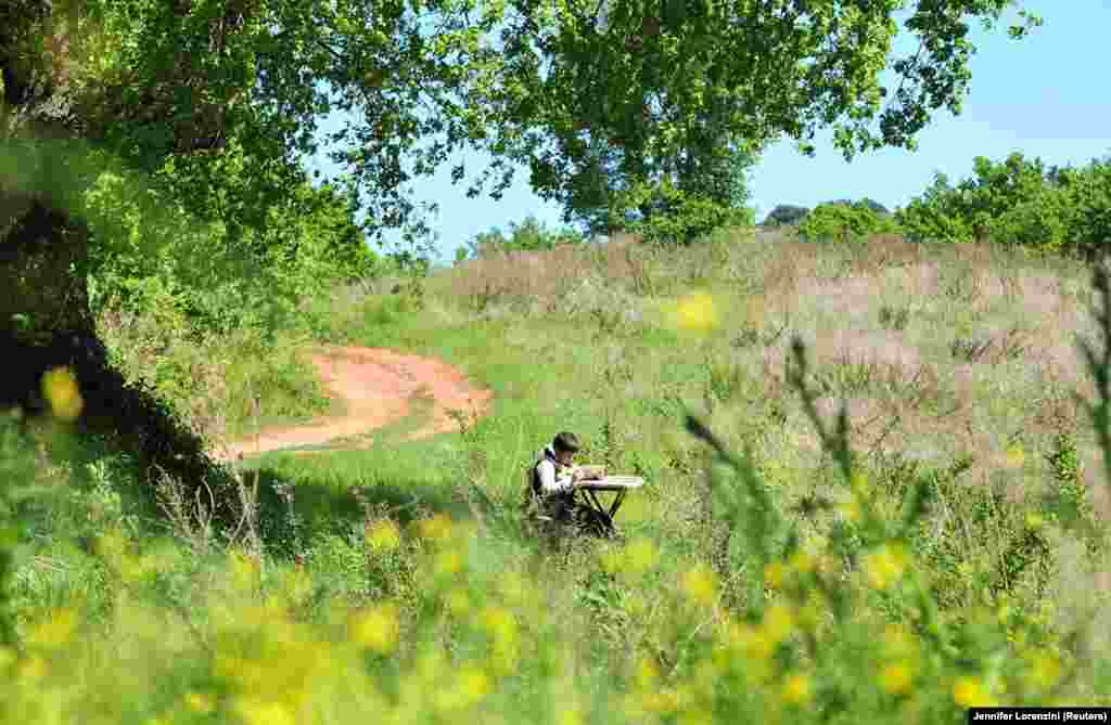 Жулио Жованнини өзү жашаган Скансано шаарына чукул жердеги дөбөгө келип,&nbsp; 3G-Интернет жакшы тарткан жерге отуруп сабагын окуйт.&nbsp; 