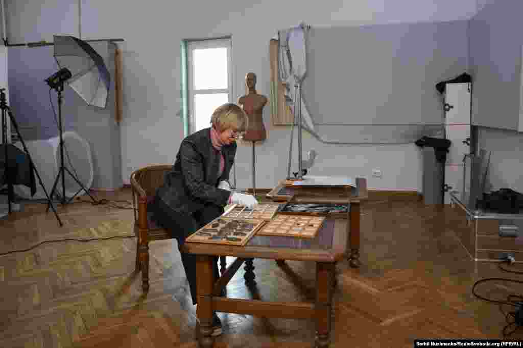 Зинаида Зразюк, кандидат исторических наук, заведующая научно-исследовательским отделом нумизматики Национального музея истории Украины, во время осмотра коллекции монет