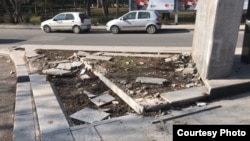 Машина бәрелү нәтиҗәсендә һәйкәлгә зыян килгән