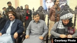 محسن داوړ (منځ کې) په پېښه کې ژوبل شوی او علي وزیر (کیڼ اړخ ته) امنیتي سرتېرو بیولی