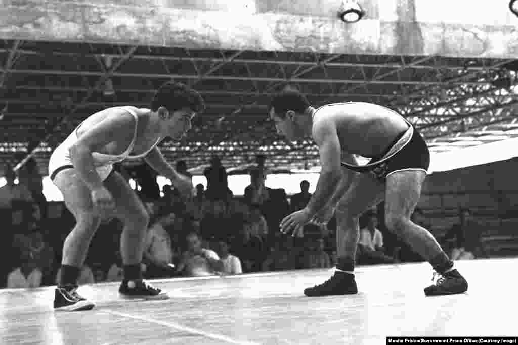 Барацьбіты з Ізраілю і Ірану сустрэліся ў паядынку на сёмай Макабіядзе ў Тэль-Авіве, Ізраіль, у жніўні 1965 году. Гэтыя гульні праводзяцца што чатыры гады і адкрытыя для габрэйскіх спартсмэнаў з усяго сьвету. Габрэі жывуць у Іране тысячагодзьдзямі. У 1970-х гадах у краіне жылі амаль 100 000 габрэяў. У 2012 годзе іх засталося толькі 8756.