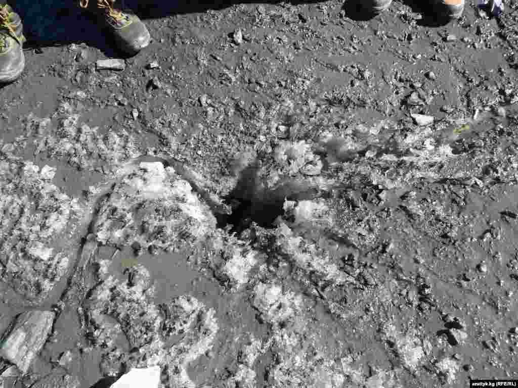 Кенден чыккан суу жер астына кирүүдө, экологдор бул суу кийин бир жерден булак болуп чыгышына тынчсызданат.