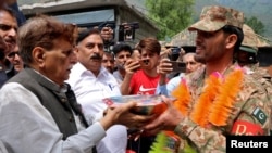 Кашмирдин Пакистан көзөмөлдөгөн бөлүгү. Жергиликтүү тургундар пакистандык аскерлерге татуу тартуулап жатышат. 2025-жылдын 11-майы.