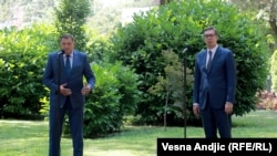 Presidenti serb, Aleksandar Vuçiq (djathtas) dhe anëtari serb i presidencës trepalëshe të Bosnje-Hercegovinës, Millorad Dodik më 4 gusht në Beograd.