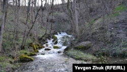 Küçlü bir irmaq yer tübünden aqım çıqa