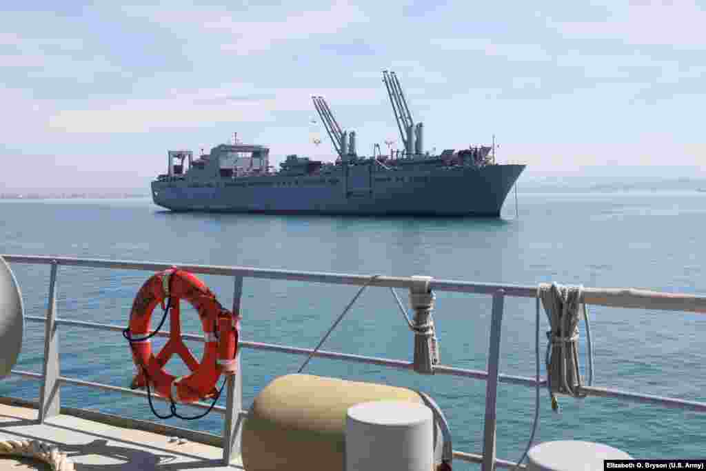 Anija "Bob Hope" shihet e ankoruar afër bregut të Durrësit, ku do të marrë pjesë në manovrën Defender-Europe 21.