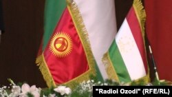 Флаги Кыргызстана и Таджикистана.