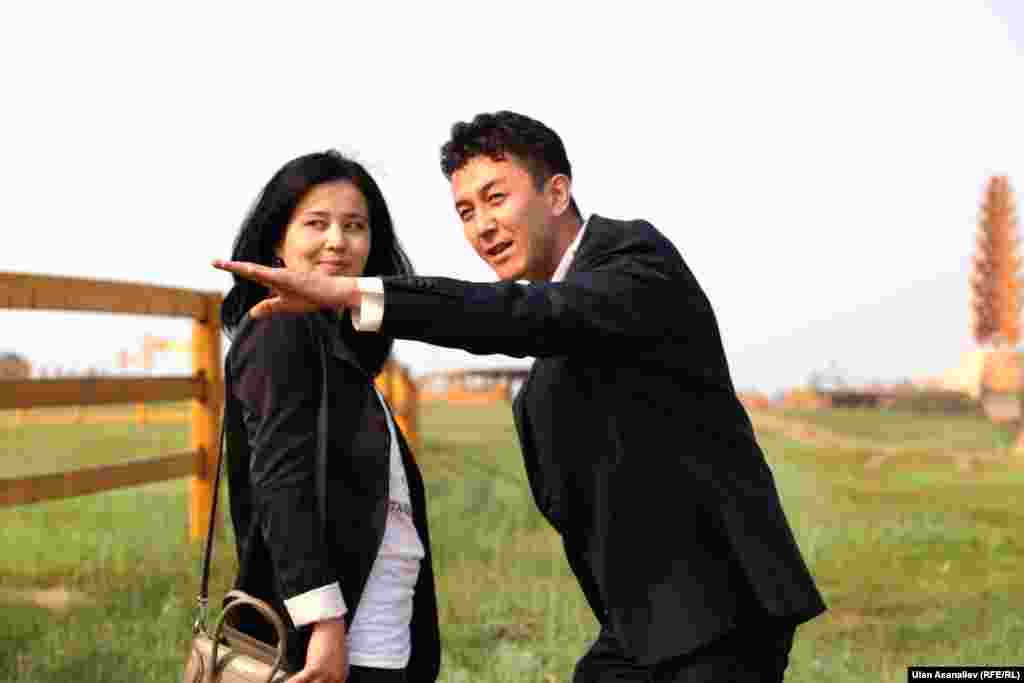 Журналистка "Азаттык+" Элиза Кененбаева вместе с нашим соотечественником Семетеем, который известен в Якутии как шоумен и тамада. 