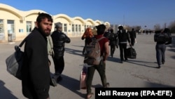 آرشیف، شماری از مهاجرین افغان که از ایران برگشته اند