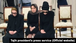 Татьяна Каримова менен Лола Каримова алдынкы катарда аза күтүп отурушат