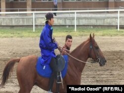 Анушервони Рустам, внук Эмомали Рахмона, победитель в скачках.