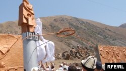 Бооом капчыгайында Үркүн курмандыктарына арналып орнотулган эстелик.